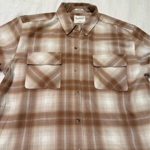 Abercrombie & Fitch oversized women’s oversized flannel in tan and white